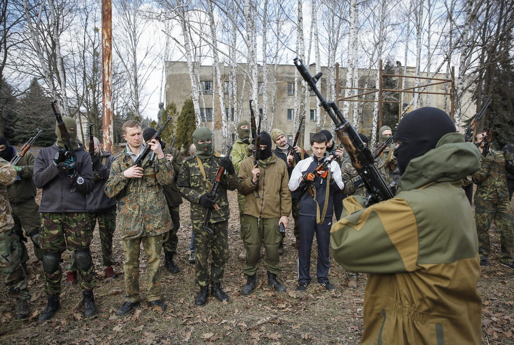 Retiro. Las ciudades de Donestk y Lugansk quedaron libres de armas, lo que garantiza mayor negociación. (EFE)