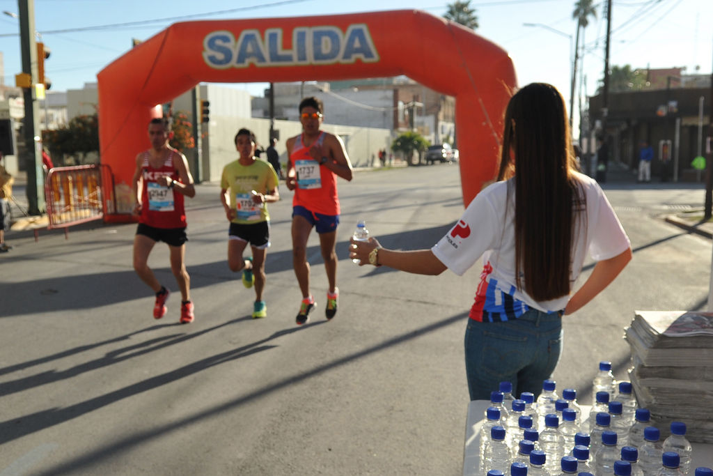 Se repartieron botellitas de agua frente a El Siglo de Torreón.