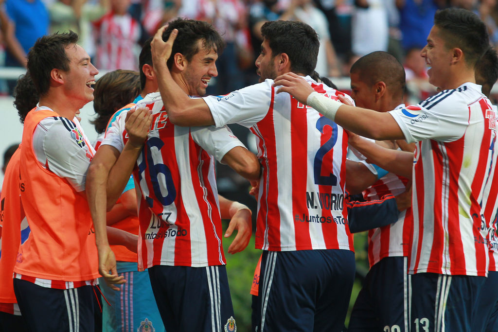 Jugadores de Chivas celebran con su compañero Raúl López. Chivas vence a Rayados y va en serio en el Clausura 2015