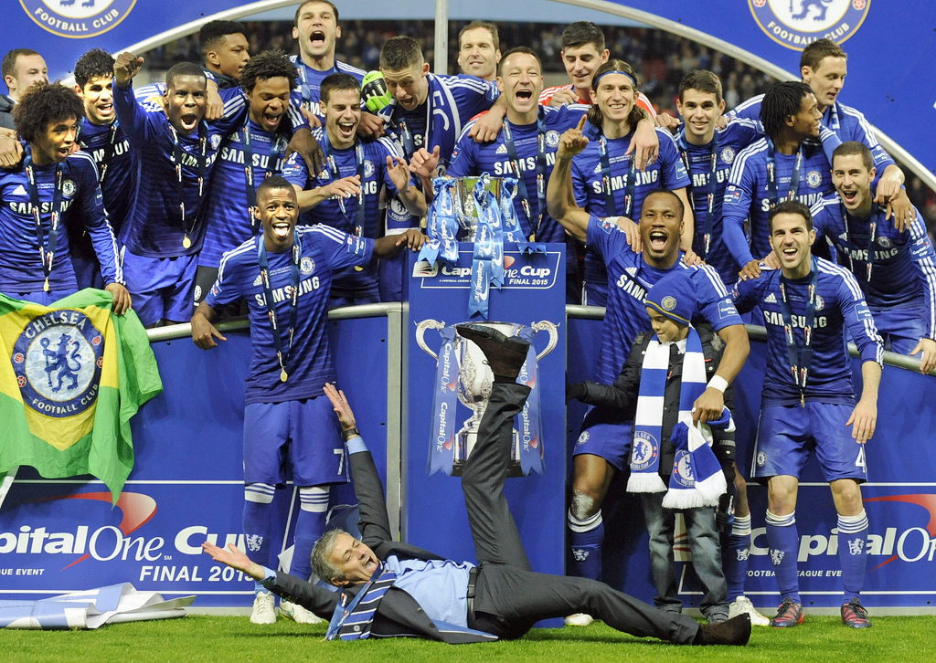 El técnico Mourinho celebró eufórico el triunfo de su equipo, Chelsea, ante Tottenham en la Copa de la Liga. (EFE)