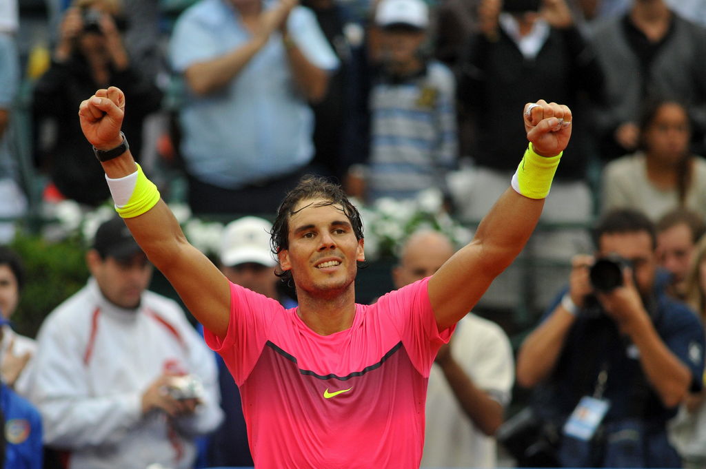 El español Rafael Nadal celebra al ganar el ATP de Buenos Aires tras vencer al argentino Juan Mónaco, en Buenos Aires. Rafael Nadal se queda con el título en Buenos Aires