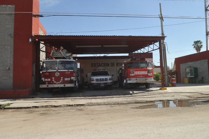 Auxilian. Los bomberos de Gómez Palacio liberaron al automovilista del carro.