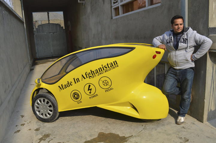 Mustafa Mohammadi fabricó en 45 días un coche solar, eléctrico y a pedales a la vez para dar una oportunidad tanto al aire contaminado de Kabul como a los miles y miles de personas que no pueden costearse un vehículo. (EFE)