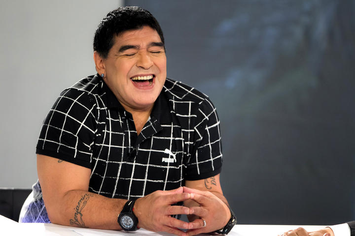 Maradona apareció a cuadro con los labios pintados y un arete en la oreja derecha, hecho que cuestionaron usuarios de redes sociales y la prensa deportiva. (EFE)
