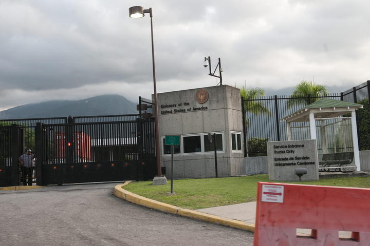 Maduro ordenó la reducción del centenar de funcionarios diplomáticos de su embajada en Caracas a niveles similares a los 17 que mantiene su Gobierno en Washington. (ARCHIVO)