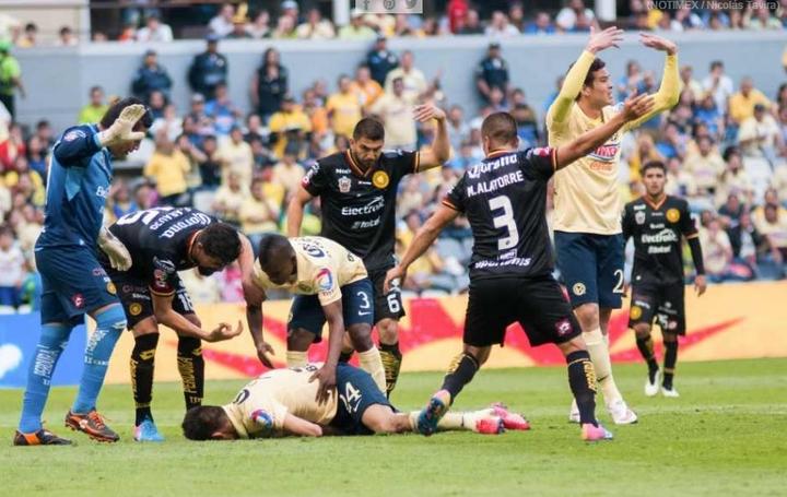 Oribe Peralta quedó noqueado y sufrió mareos luego de chocar con el portero de Leones Negros. (Notimex)