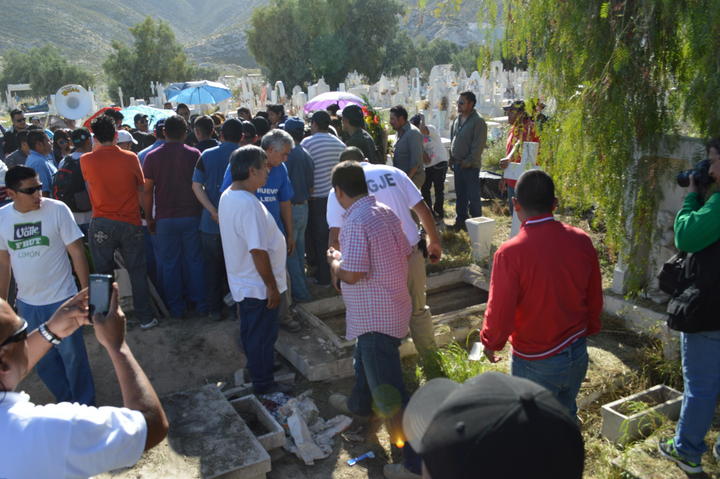 En el sitio se encontraban familiares y amigos de una persona que había fallecido y a la que se le realizaba un funeral. (El Siglo de Torreón)