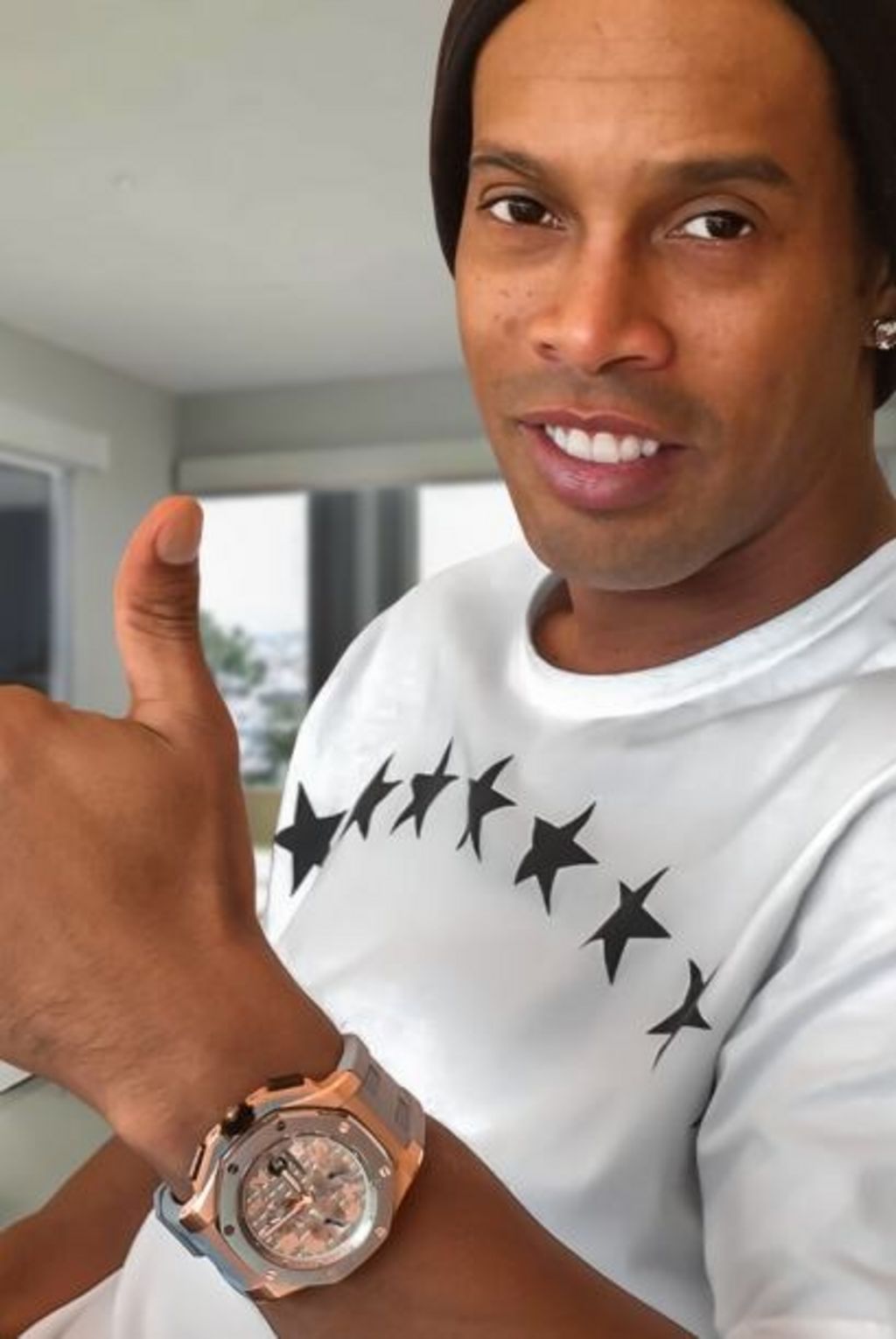 Ronaldinho presumió el reloj que le dio LeBron James. Ronaldinho no viaja, pero presume reloj