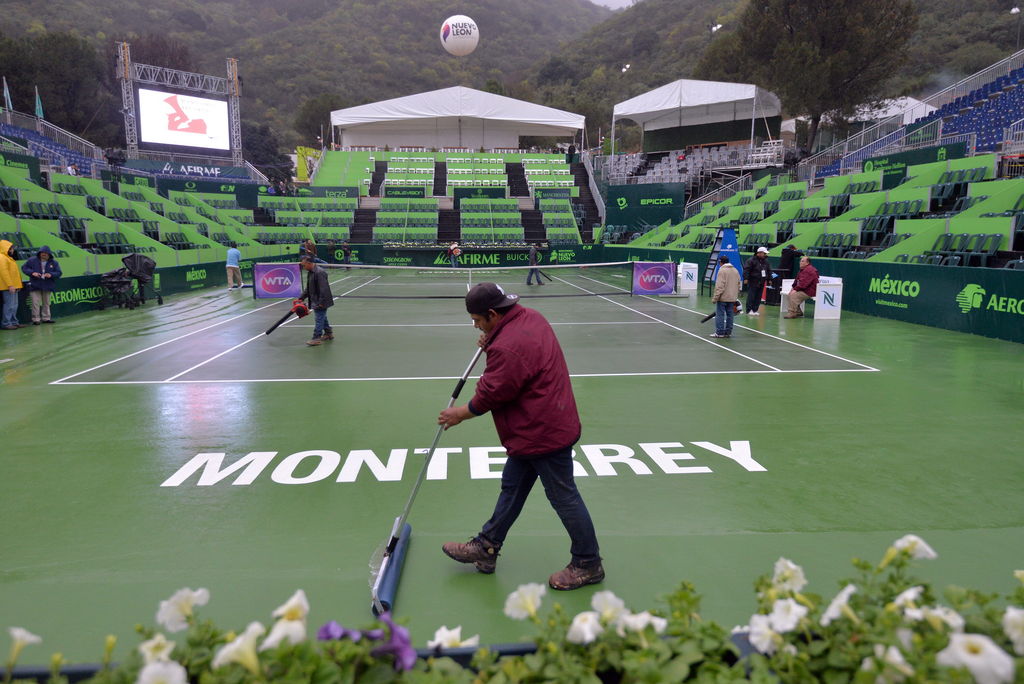 Vista general de la cancha al aire libre del Club Sonoma donde la lluvia impidió que los juegos del Abierto de Monterrey dieran inicio ayer. (Notimex)