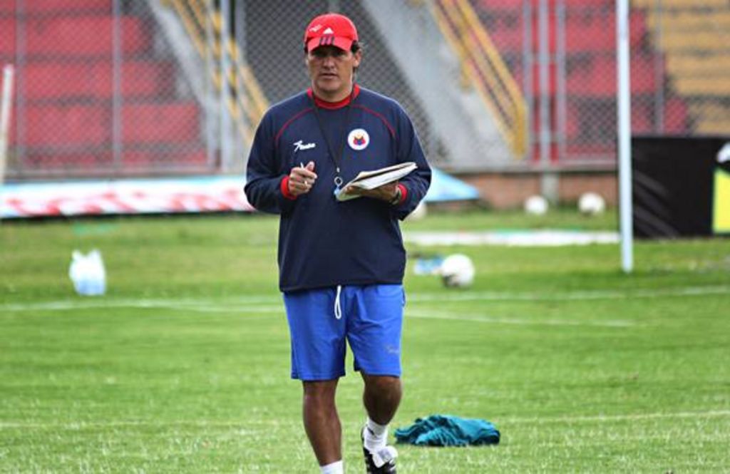 Exjugadores del club colombiano Once Caldas aseguraron haber pagado al técnico Flabio Torres (foto) para tener que jugar. Denuncia pagar por jugar y lo demandan