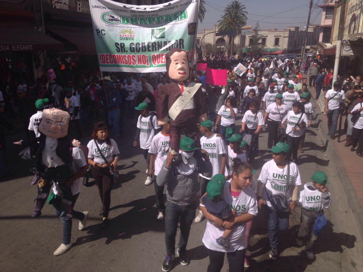 

Molestia. Los manifestantes caminaron por las principales calles de la capital del estado, con una piñata que simulaba la figura del gobernador.