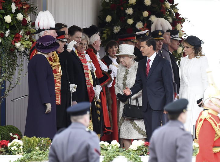 La reina y su esposo, Felipe de Edimburgo, dieron la bienvenida a sus invitados en el Pabellón real del Horse Guards Parade, donde también estaban el primer ministro, David Cameron, y otros miembros del Gobierno. (EFE)
