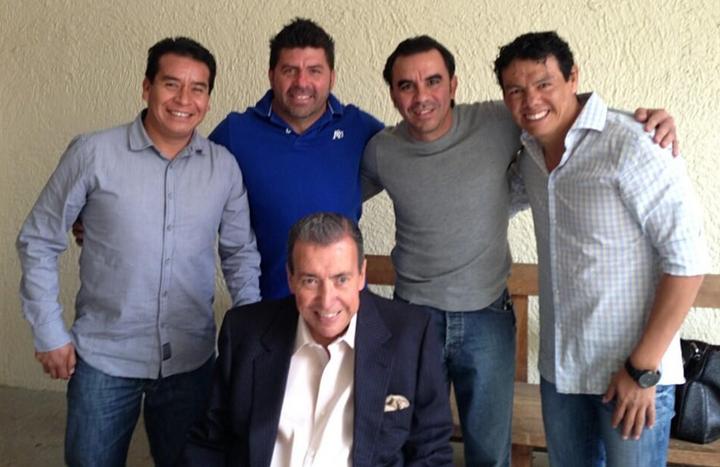 Salvador Martínez Garza junto a algunos jugadores de las 'Súper Chivas' de los 90's. (Twitter)