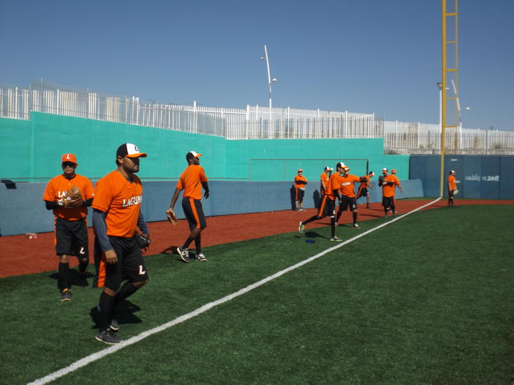 El equipo naranja contó con cuatro novedades en el campamento, pues reportaron los receptores Gilberto Galaviz y Saíd Gutiérrez, así como el outfielder cubano Juan Carlos Linares, y el infielder sonorense Diego Madero. (El Siglo de Torreón)