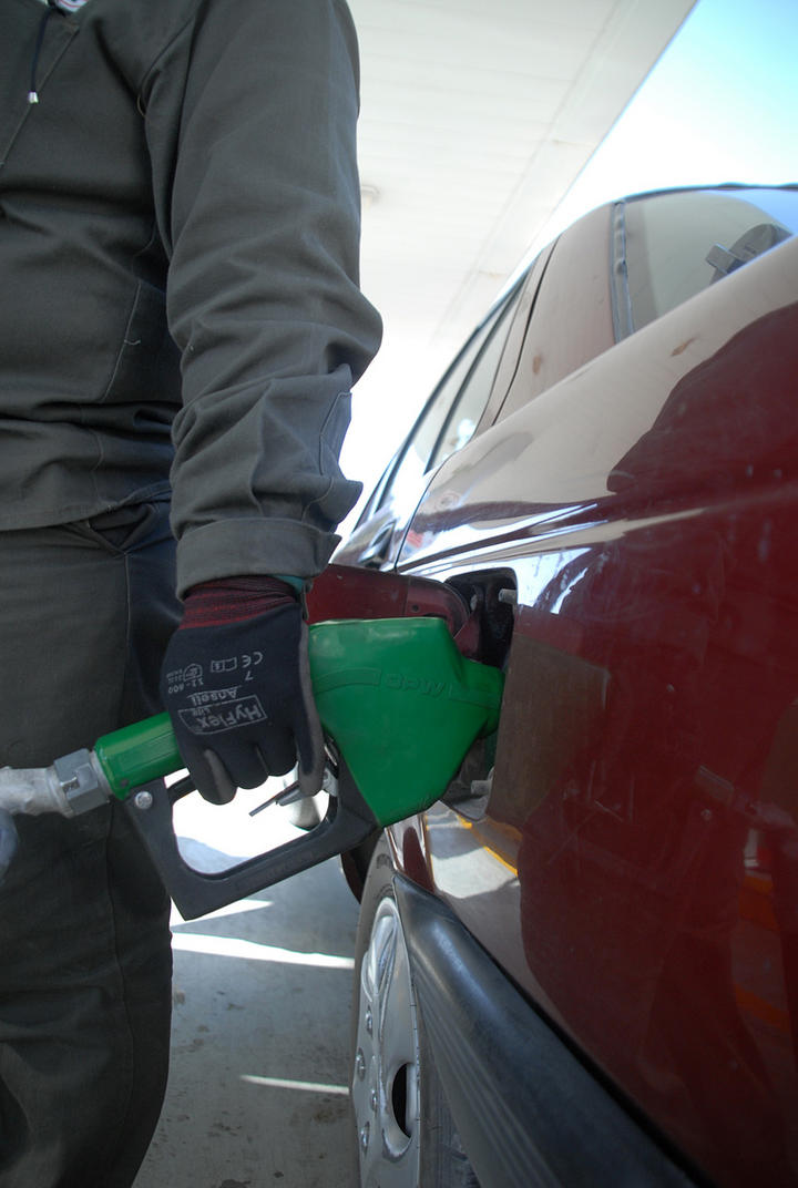 A partir de enero los precios de las gasolinas alcanzaron el precio de 13.57 pesos por litro para la Magna; los 14.38 pesos por litro para la Premium y los 14.20 pesos por litro para el diesel.
