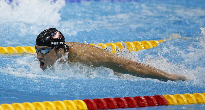Phelps de 29 años de edad y ganador de 22 medallas de oro en los Juegos Olímpicos de Londres 2012, cumple una sanción de seis meses, que concluye en abril próximo, por conducir bajo los efectos del alcohol. (Archivo)