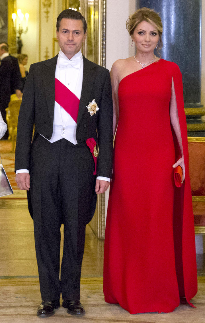 En una cena que tuvo lugar en el Palacio de Buckingham, Angélica presumió un vestido rojo de la marca Valentino con un costo de 44 mil pesos. (AP)