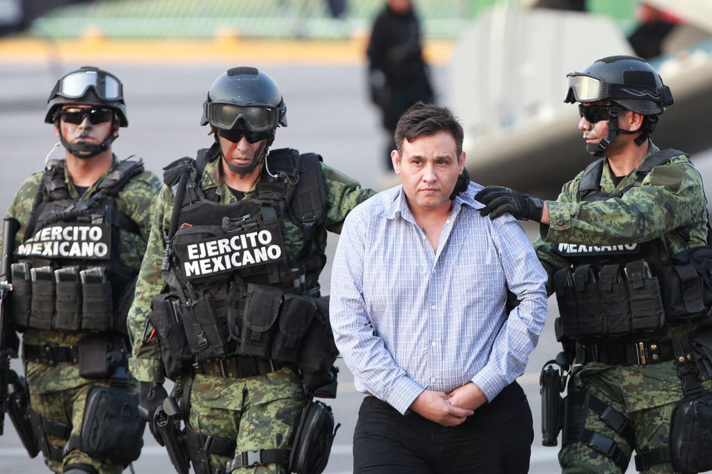 Golpe al crimen. Omar Treviño Morales, alias 'Z-42', líder del cártel de Los Zetas, fue detenido la madrugada de ayer en San Pedro Garza García, Nuevo León. En la imagen aparece custodiado por efectivos del Ejército Mexicano en el hangar de la PGR en la Cd. de México.