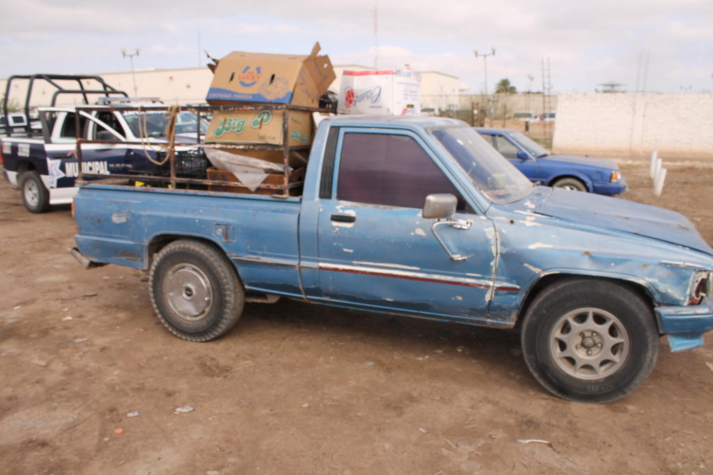 El vehículo fue detectado por personal del Departamento de Tránsito y Vialidad, intentar levantar una infracción a un vehículo mal estacionado en avenida Juárez entre las calles Artega y Manuel Acuña.