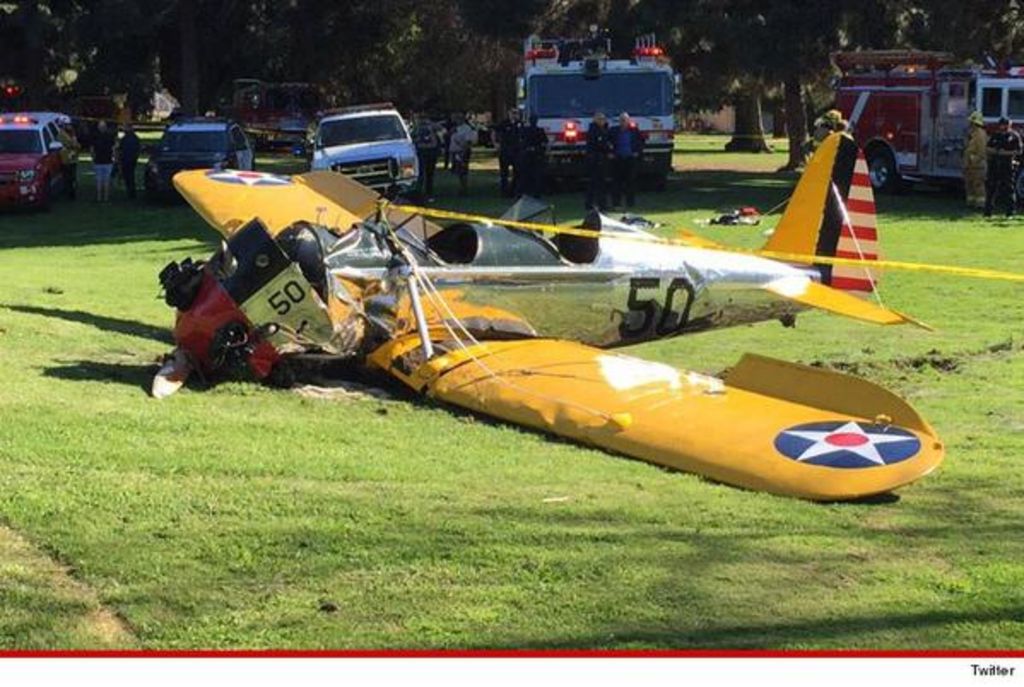 Percance. El actor viajaba en un aeroplano antiguo el cual terminó en un campo de golf; Ford sobrevivió al accidente.