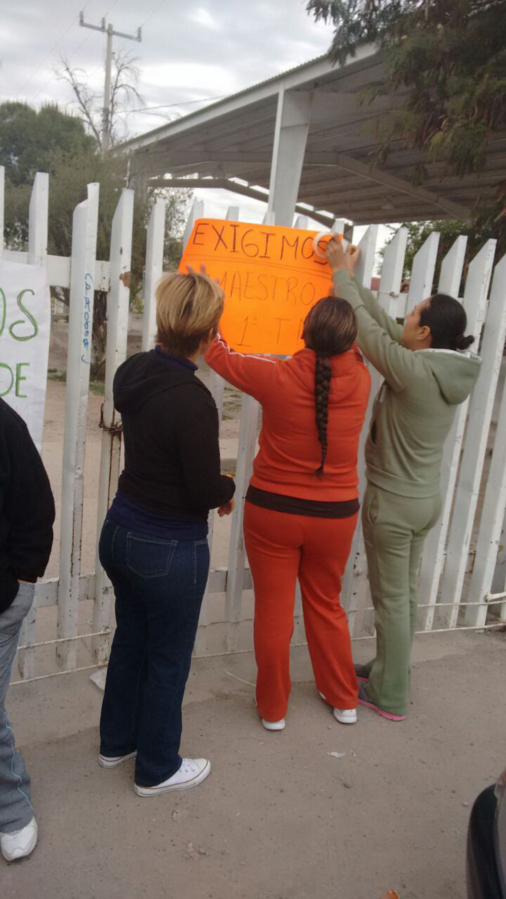 Resistencia. Se cumplió una semana de que la escuela Ricardo Flores Magón fue cerrada en protesta por la falta de profesores. (EL SIGLO DE TORREÓN)