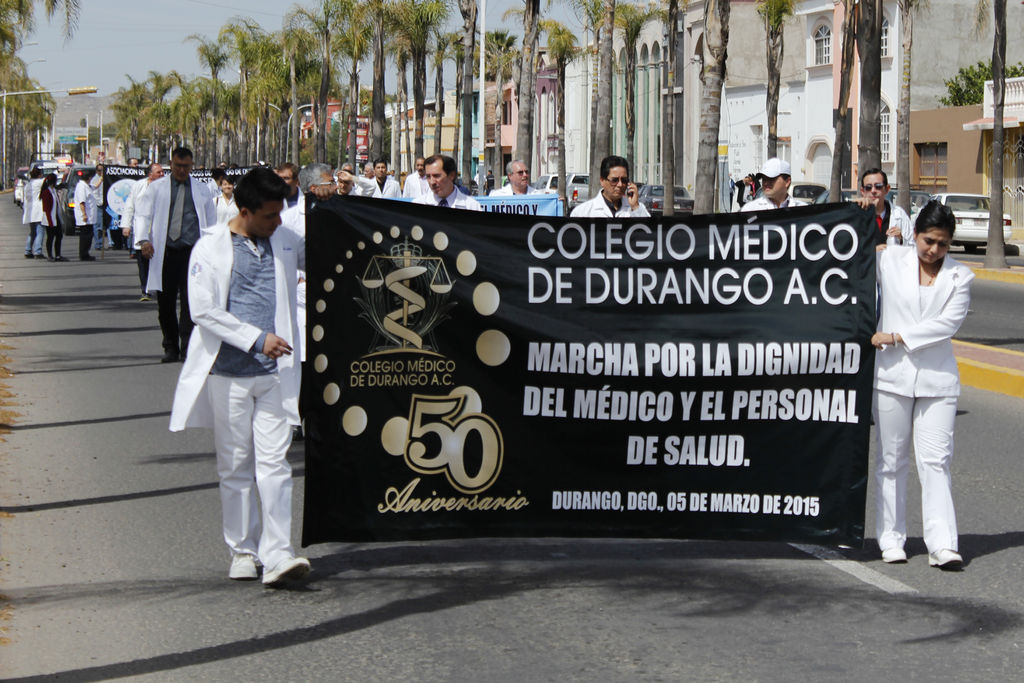 Manifestación. Médicos de Durango realizaron una manifestación por el primer cuadro de la ciudad para exigir un trato digno.