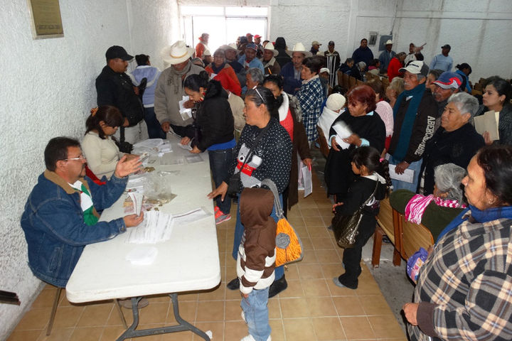 Apoyo. Los adultos mayores reciben su apoyo cada dos meses.