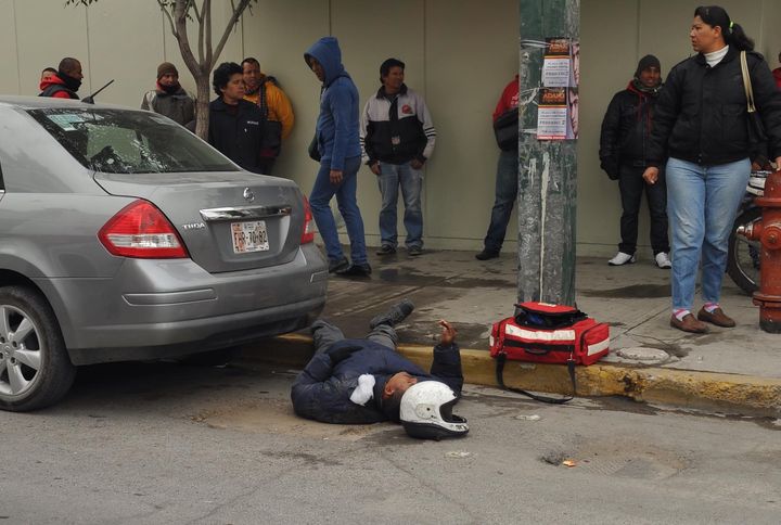 Con golpes. Jesús Guerra fue arrollado por un automóvil en el Centro de Torreón.