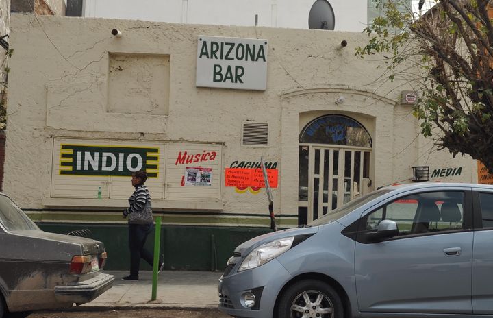 Ataque. Hombres armados, a bordo de un auto, disparan contra clientes del bar Arizona, de Gómez Palacio, el saldo fue de dos personas muertas y otras dos heridas. 