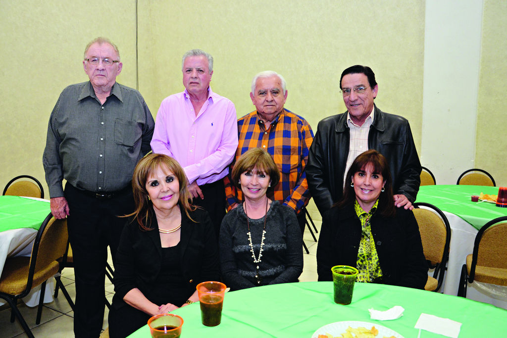   Jorge Rivera con Enrique Chávez, Jorge Zermeño, Fernando Cepeda, Tina de Chávez, Ana y Lilia en su fiesta de cumpleaños.
