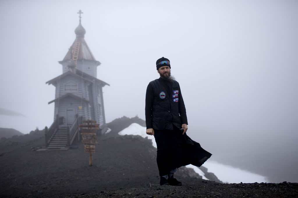 Apoyo espiritual. A misa asisten todos los domingos los trabajadores rusos del polo, pues necesitan apoyo esptiritual como cualquier otro creyente.