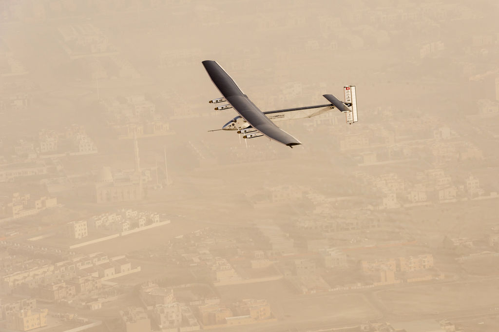 Nuevas tecnologías. El avión que funciona con energía solar busca recorrer el mundo. (AP)