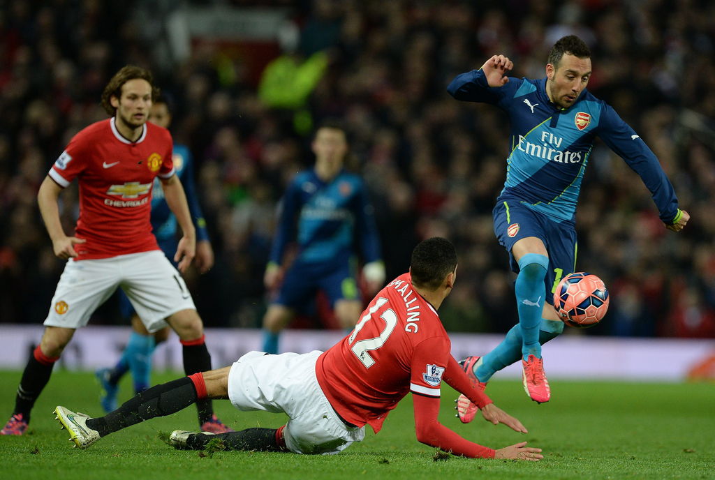 Manchester United no pudo defenderse y pese a los intentos por buscar la portería contraria cayó 1-2 en casa. (EFE)