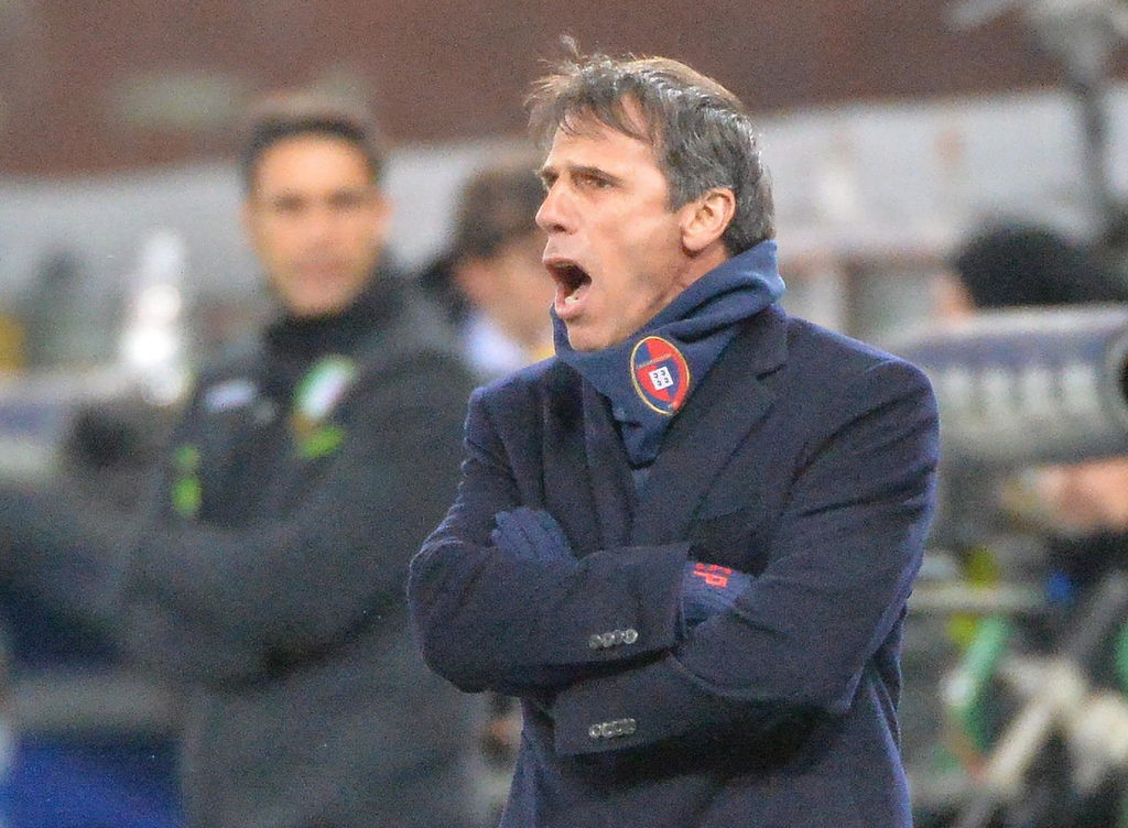 El técnico Gianfranco Zola llegó al Cagliari en diciembre. Destituyen a Zola por malos resultados