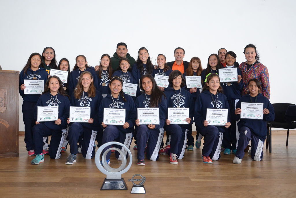 Las bicampeonas nacionales Conadeip de las Leonas del Instituto Británico de Torreón, portaron orgullosas sus diplomas de reconocimientos, al lado de las autoridades de la institución educativa. (Fotografías de Jorge Téllez)