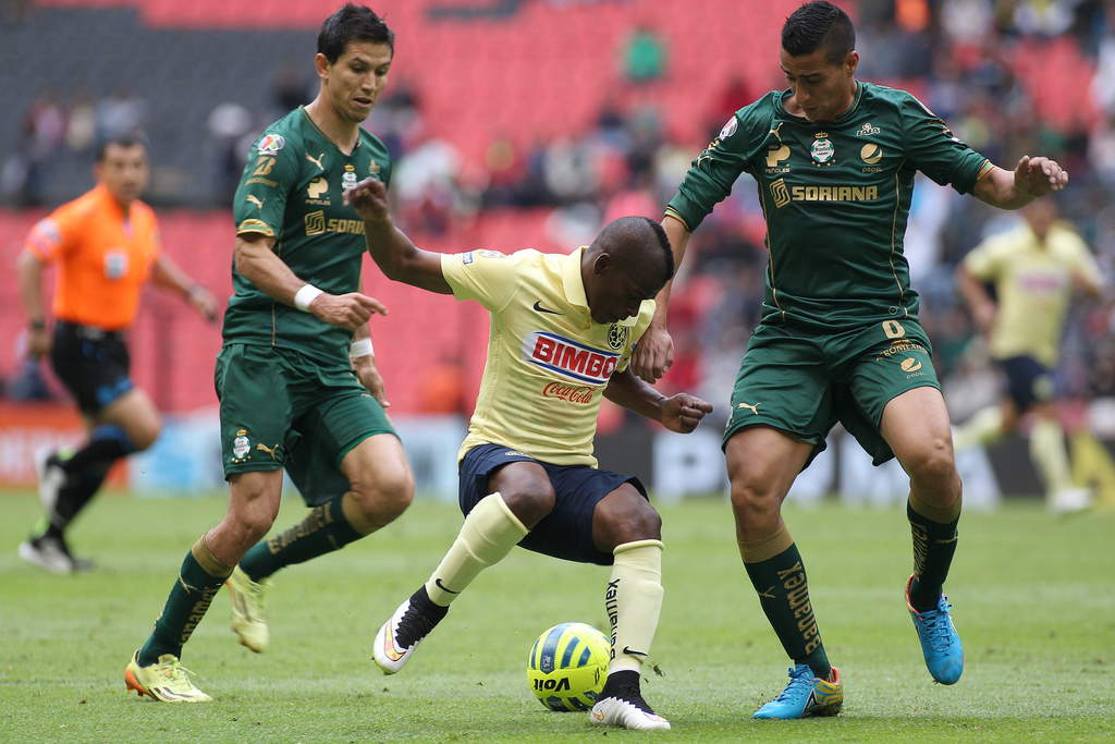 Carlos Darwin Quintero (c) estuvo participativo, pero no pudo anotar gol y se fue entre abucheos. (Jam Media)
