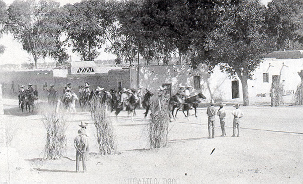 AHJAE Papeles de Familia. En toda La Laguna había partidas de rebeldes maderistas, aquí se ven a los comandados por Gregorio A. García entrando a Tlahualilo. 
