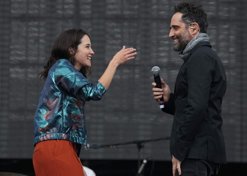 A dueto. La cantautora Ximena Sariñana y el uruguayo Jorge Drexler, durante su presentación en el festival Vive Latino. 