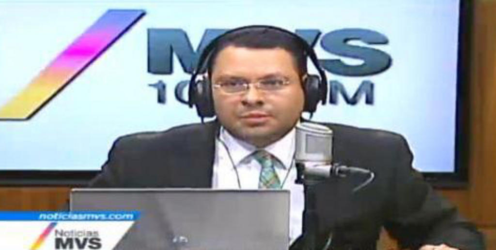 Carlos Reyes se desempeña dentro de la empresa como conductor en noticias los sábados de 13:00 a 15:00 horas. (Twitter)
