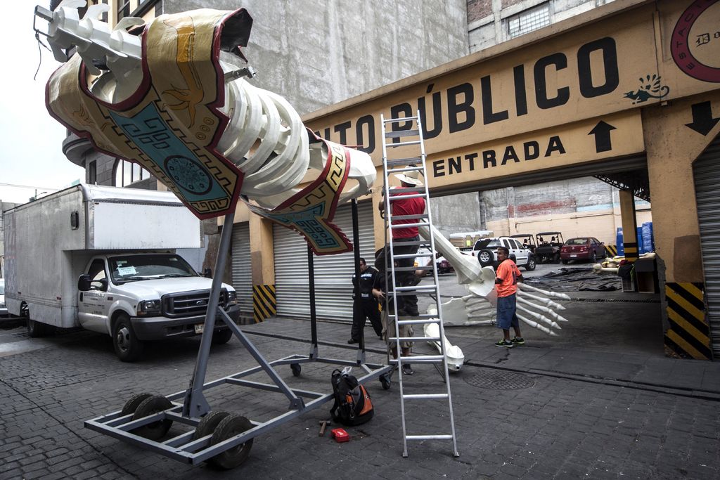 Utilería. Desde ayer, enormes figuras de calaveras fueron colocadas en el centro histórico de la Ciudad de México como parte de la decoración que se verá en el nuevo filme del ‘Agente 007’. (El Universal)