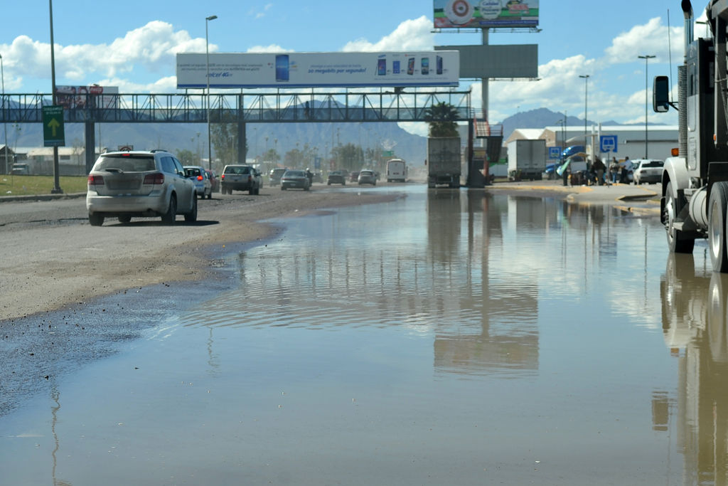 Riesgo. La Dirección de Tránsito y Vialidad no había adoptado, hasta ayer, medidas preventivas en el periférico Ejército Mexicano, donde hay huecos en el pavimento e inundaciones. (EL SIGLO DE TORREÓN) 