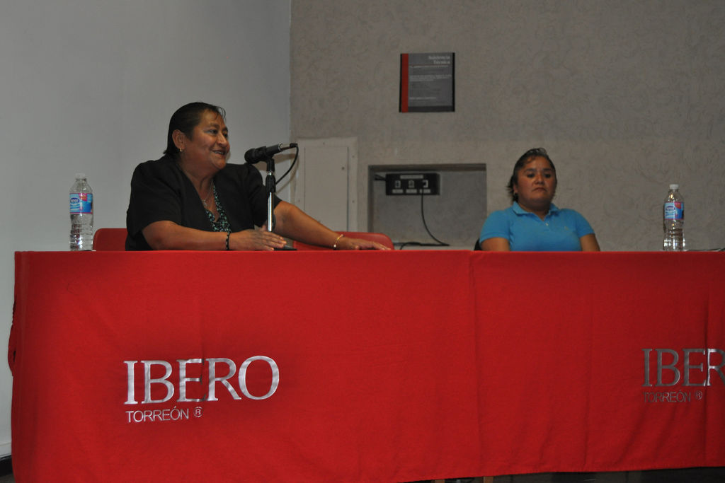 Plática. Ayer, María Guadalupe (izquierda) y Julia charlaron frente de auditorio repleto de estudiantes en la Ibero Torreón. (EL SIGLO DE TORREÓN)