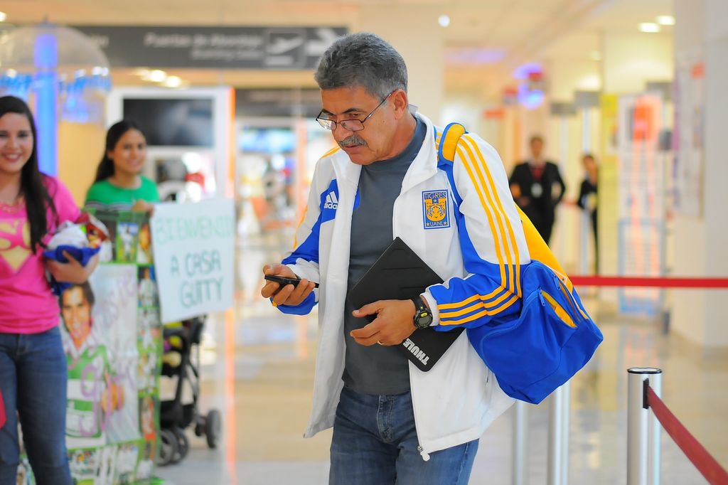 Ricardo 'Tuca' Ferretti no habló a su llegada al aeropuerto de Torreón. (Jesús Galindo)