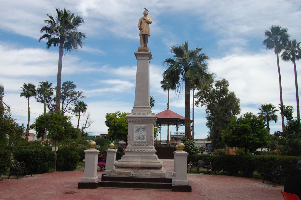 Monumento. En el pedestal que permanece en la plaza principal se encuentran los restos de dos de los custodios de los archivos. (MARY VÁZQUEZ)