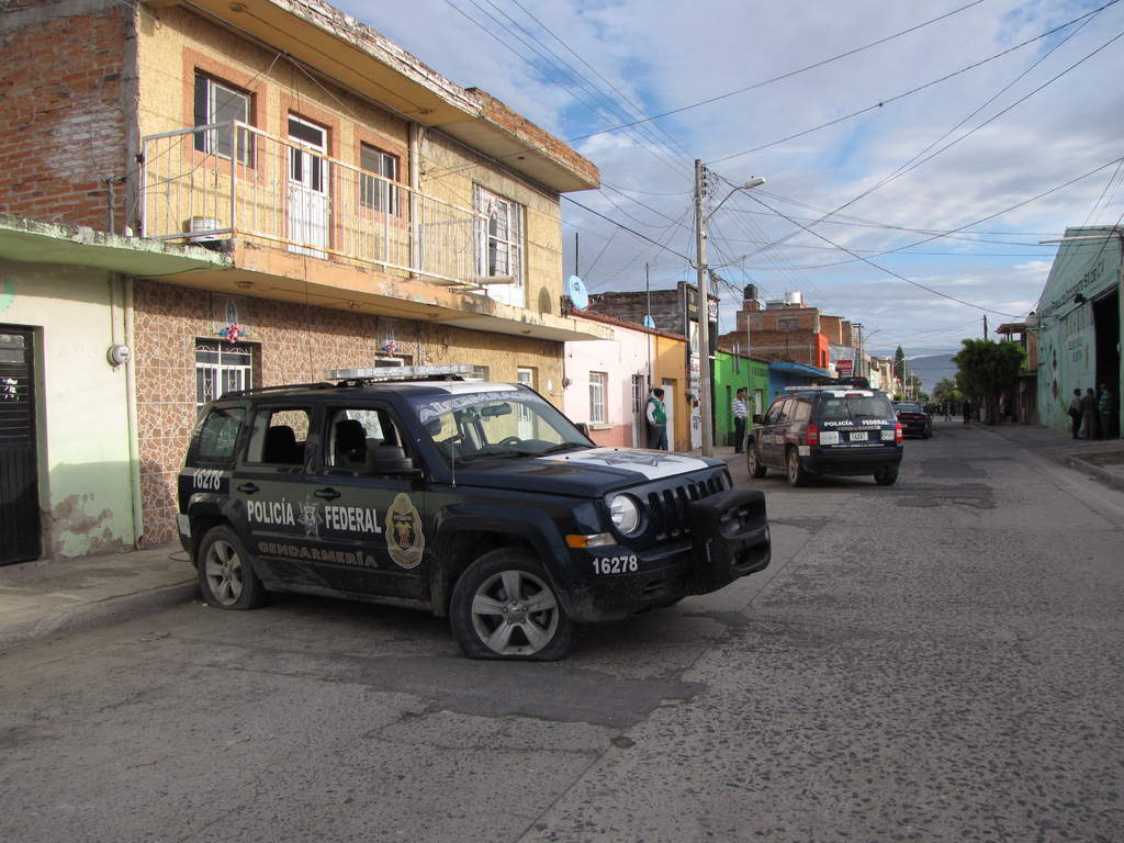 Emboscada. Gendarmes federales que patrullaban calles de Ocotlán, Jalisco, fueron atacados ayer por un grupo armado. (CORTESÍA EL INFORMADOR)