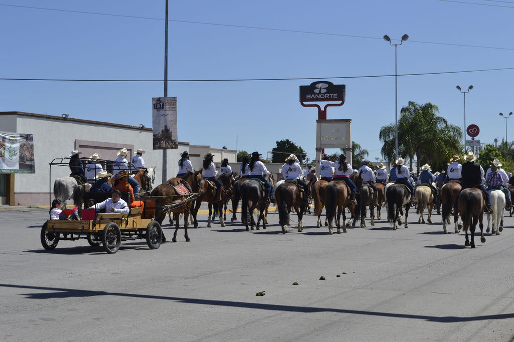Tradición. El colorido y la tradición de los hombres y mujeres de a caballo,  fue un espectáculo para las familias gomezpalatinas que acudieron a este evento el día de ayer. (RAMÓN SOTOMAYOR)