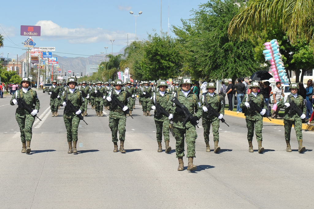 Majestuosos. La presencia militar fue de lo más destacado en este desfile y cabalgata,  al ser los elementos del Ejército Mexicano,  los consentidos de las familias y sobre todo de los más pequeños,  quienes les muestran su admiración. (RAMÓN SOTOMAYOR)