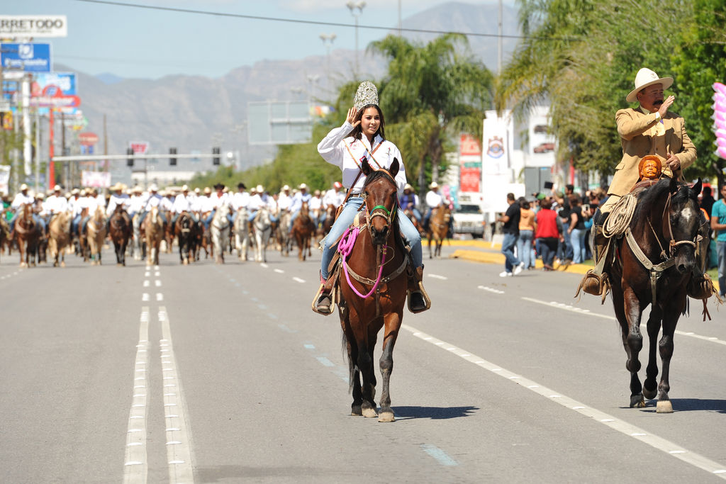 Belleza. Engalanó el contingente de cabalgantes,  la reina del Estado de Durango,  quien saludó a los asistentes. (RAMÓN SOTOMAYOR)