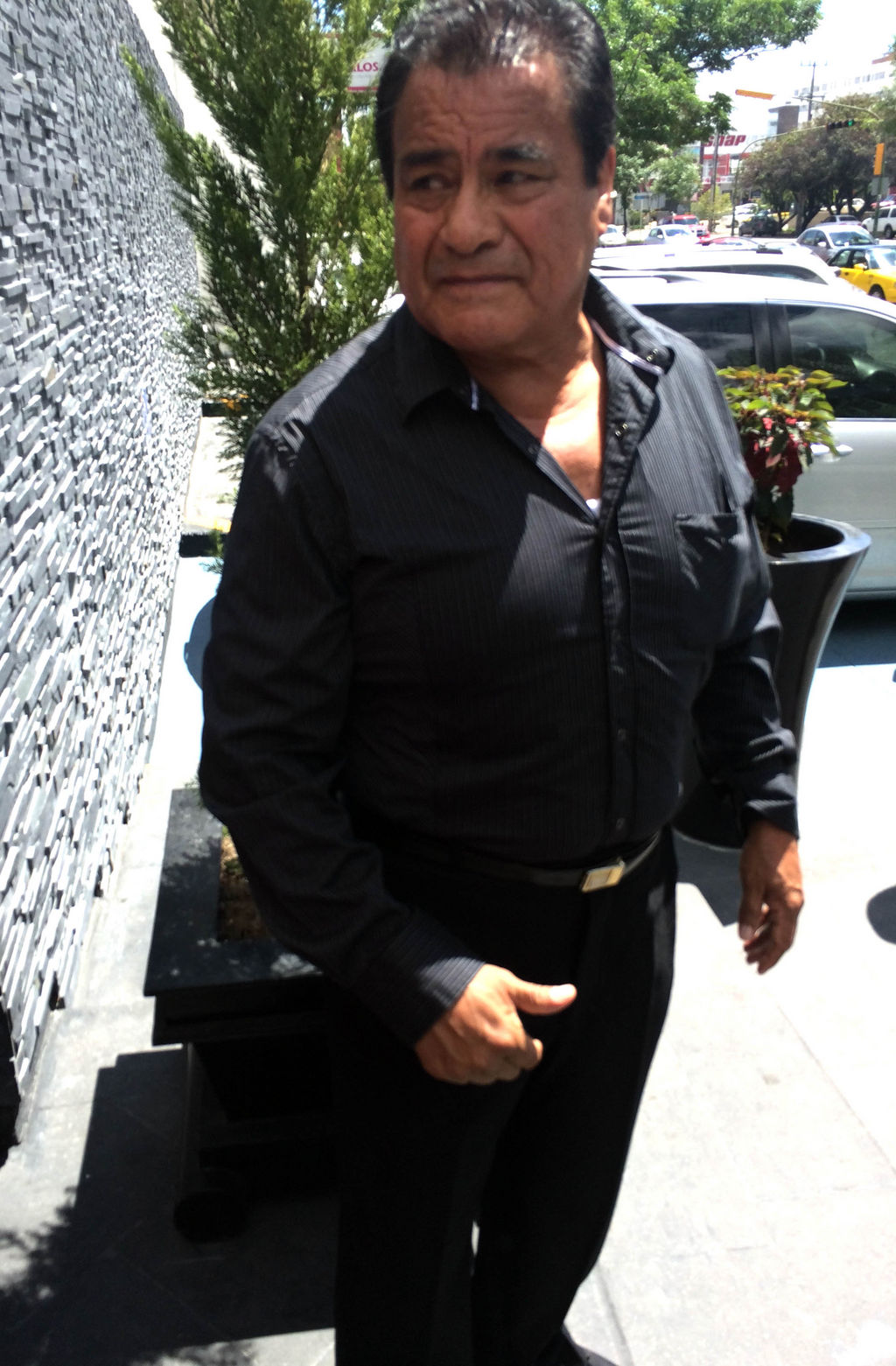 El luchador Daniel López El Satánico, al llegar a la agencia funeraria. Pide Satánico disminuir riesgos en la lucha libre