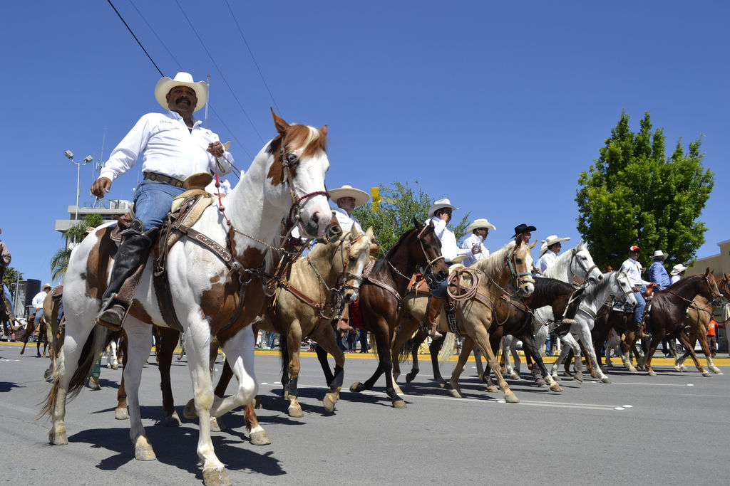 A caballo. Alrededor de 600 jinetes tomaron las calles de Gómez Palacio el día de ayer para recordar un hecho histórico de 1914. (EL SIGLO DE TORREÓN)